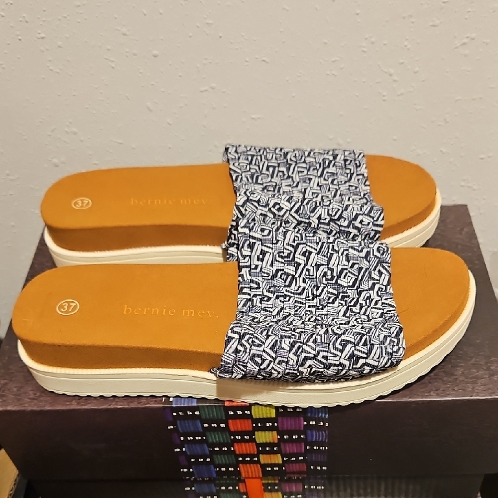 NWT bernie mev. Capri Marble Women's Black & White Slide Sandals Sz. 37 Or 7